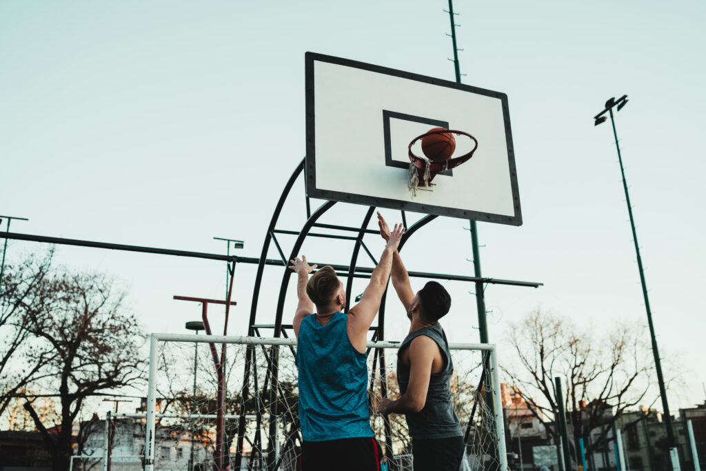Zwei Männer beim Basketballspielen.