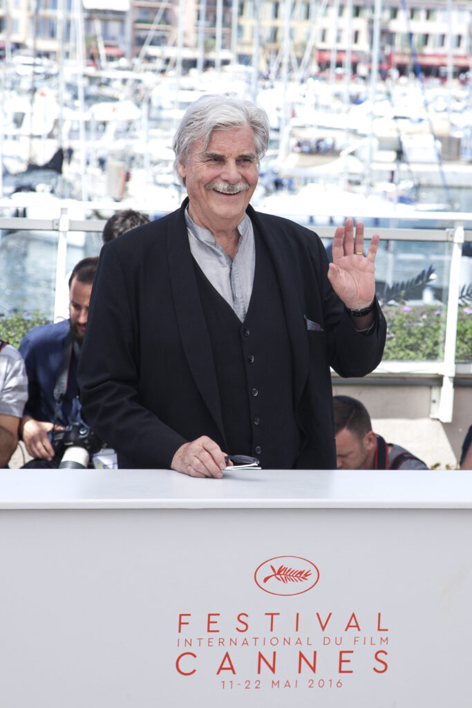 Peter Simonischek steht hinter einem Rednerpult in Cannes