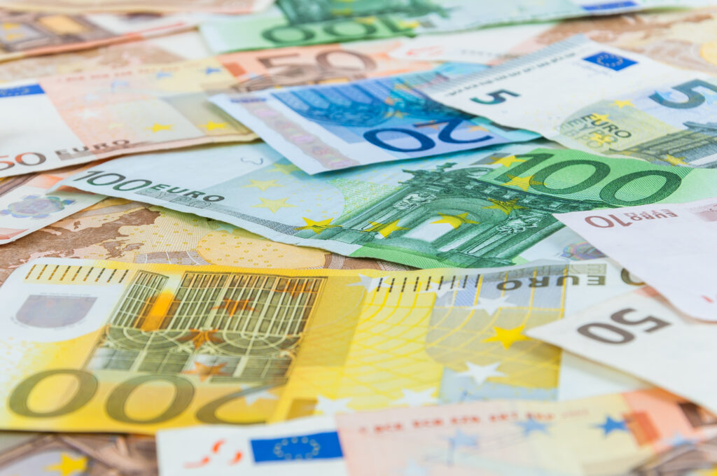 Mehrere Euro-Banknoten liegen neben- und übereinander