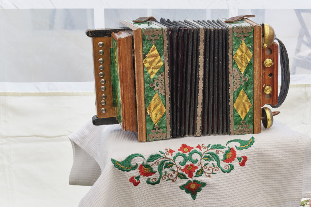 Altes Akkordeon mit traditionellem Mustern gestaltet