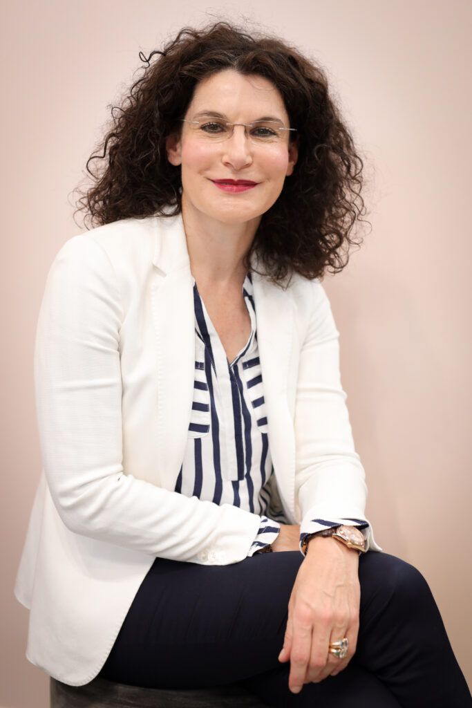 Portrait von Tina Müller mit weißem Sakko