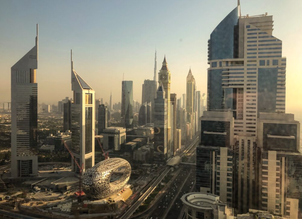 Blick auf die Hochhäuser von Dubai in Abenddämmerung