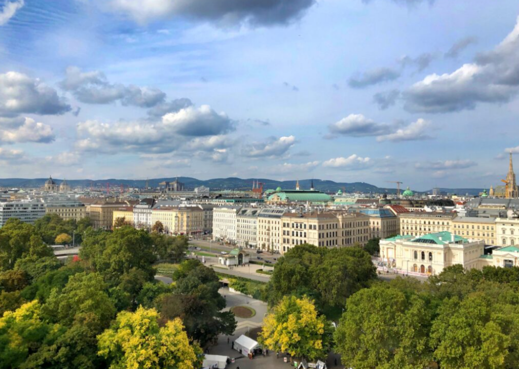 Hochhäuser von Wien und Schönheitsklinik Kuzbari. Dahinter Wolken am Himmel 