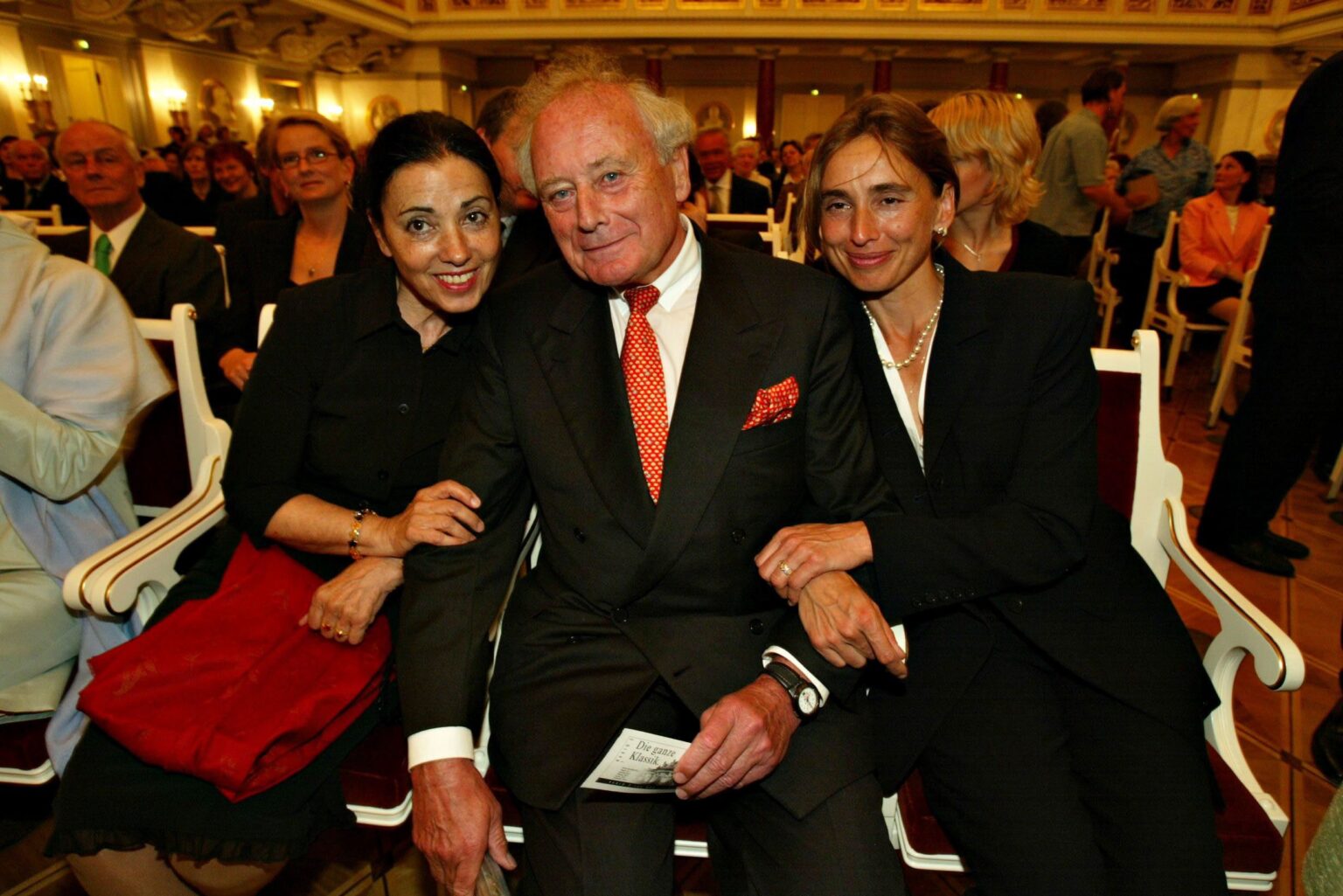 Reinhold Würth sitz im Anzug neben zwei Frauen in Abendkleidern