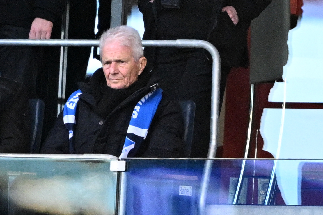 Dietmar Hopp sitzt im Fußballstadion