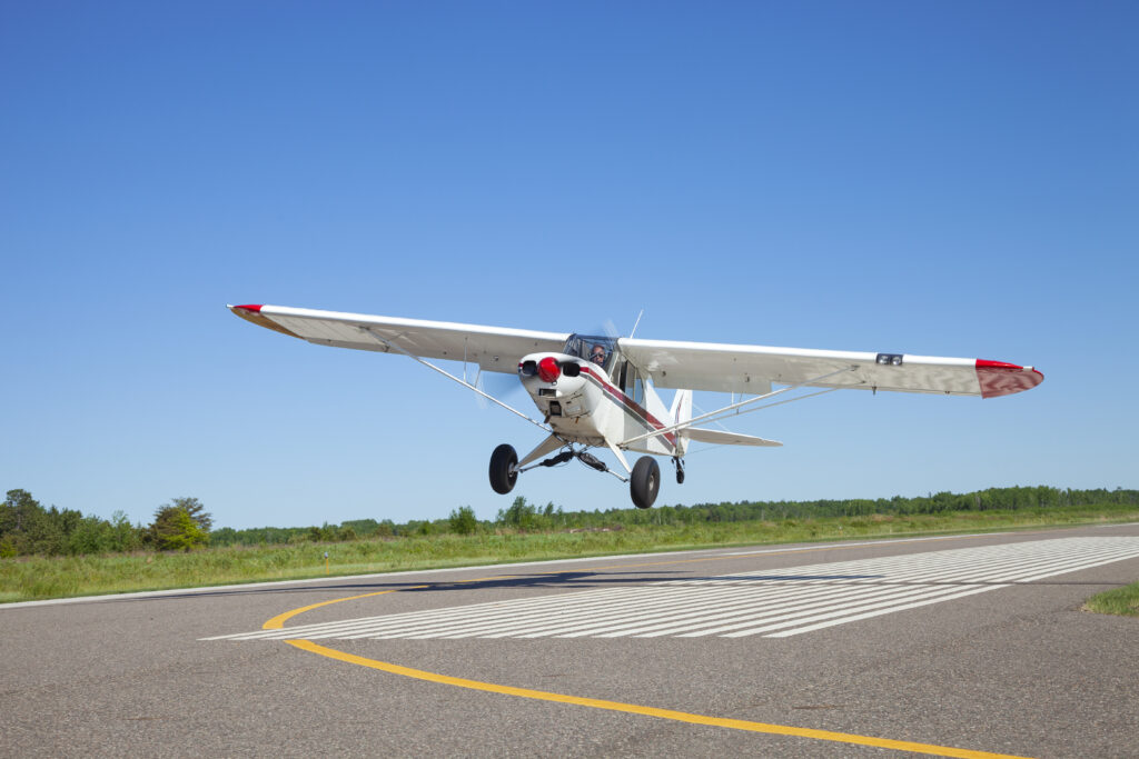 Kleines Sportflugzeug landet auf einer Landebahn