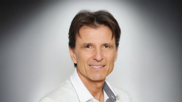 Mathematiklehrer Mag. Dietmar Levonyak von Astro-Lernstern verbindet pädagogische Kompetenz mit astrologischen Lernanalysen, um Eltern gezielt bei der Lernförderung und individuellen Entwicklung ihrer Kinder zu unterstützen.