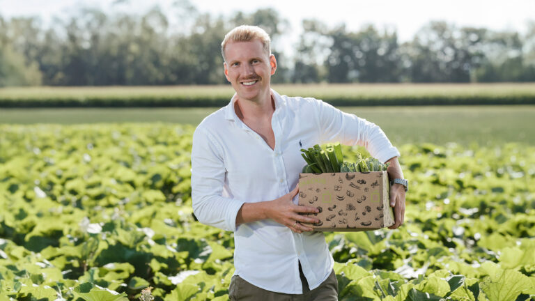Georg Pichler, Gründer der BioFerdl GmbH, bringt mit seinem regionalen Bio-Lieferdienst frisches Obst und Gemüse direkt und nachhaltig in Büros und Haushalte.