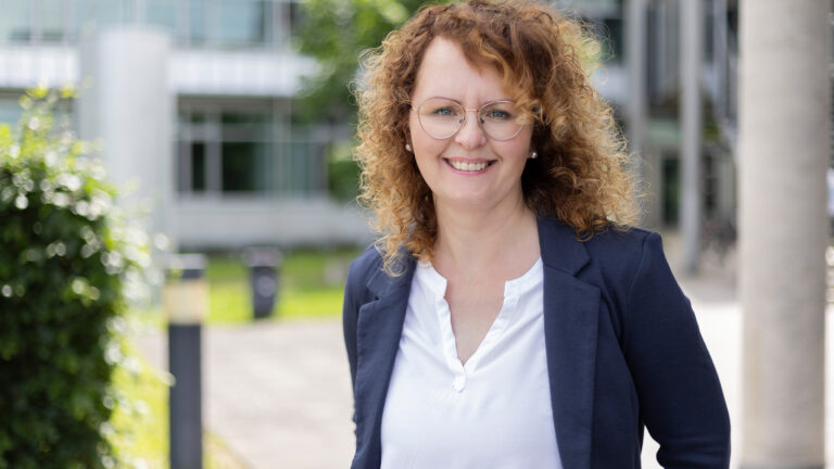 Joanna Därr verbindet in ihrer Praxis für Naturheilkunde in Bindlach, ganzheitliche Gesundheit und persönliche Endometriose-Erfahrung.