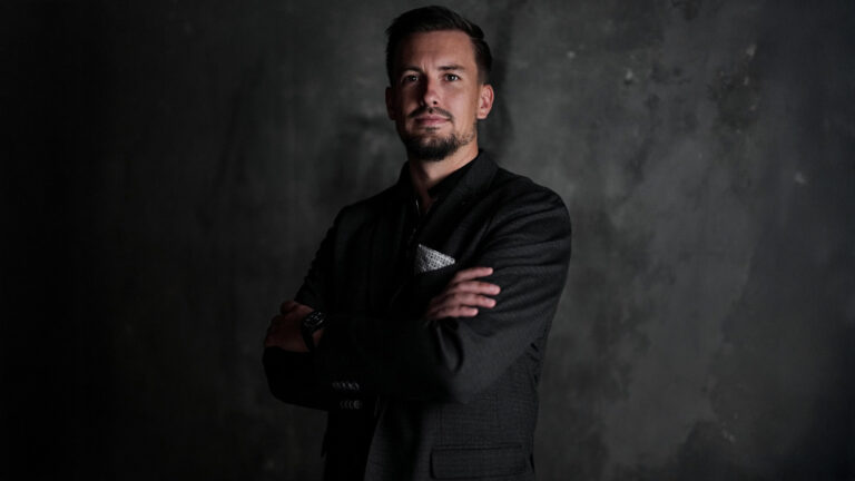 Im deutschsprachigen Raum zählt Johann Steinwand zu den prägenden Strategen für Positionierung und psychologisch fundiertes Marketing. Er gründete Verkaufsstarkes Webdesign und ist Mitgründer sowie Geschäftsführer von Legal Mind gemeinsam mit seinen Geschäftspartnern. Unter dem Dach von Modelnest verantwortet er den strategischen Aufbau mehrerer Projekte – darunter das Modelnest College, die internationale Modelnest Modelagentur und Modelnest Management.