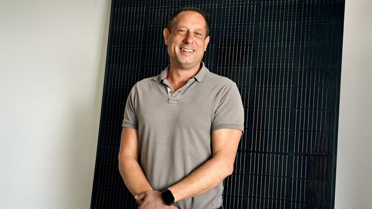 Roman Watzinger überzeugt mit der ROWA Sonnenenergie GmbH in Wien mit Direktimport für Photovoltaik-Anlagen trotz Lieferengpässen.
