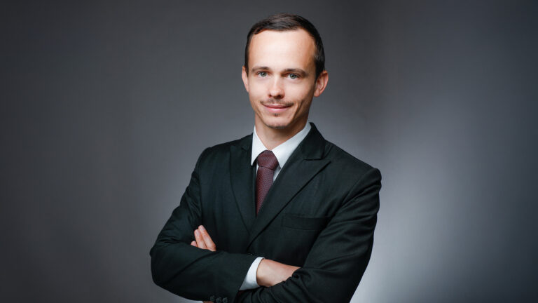 Robin Classen, Rechtsanwalt für Handwerker, KMU und Start-ups, steht für moderne, persönliche Beratung.