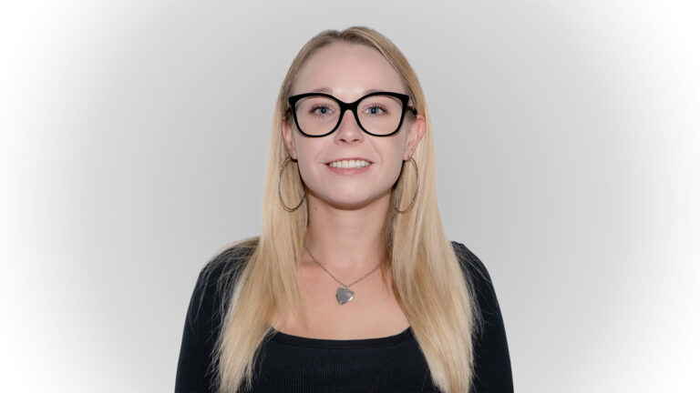 Vanessa Muster von Vanis Glanzwelt setzt auf elegante Schmuckdesigns mit Persönlichkeit im Online-Schmuckshop.
