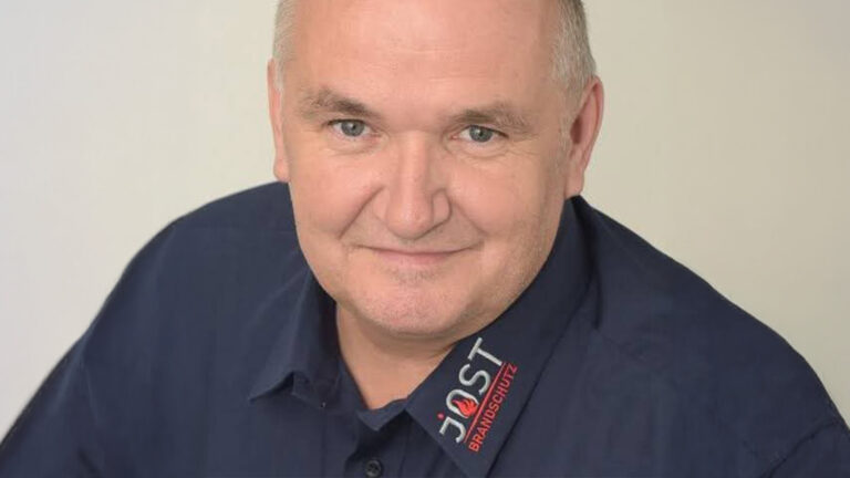 Dieter Jost von BRANDSCHUTZ JOST e.U. kombiniert persönliche Erfahrung mit moderner Brandschutz-Kompetenz.