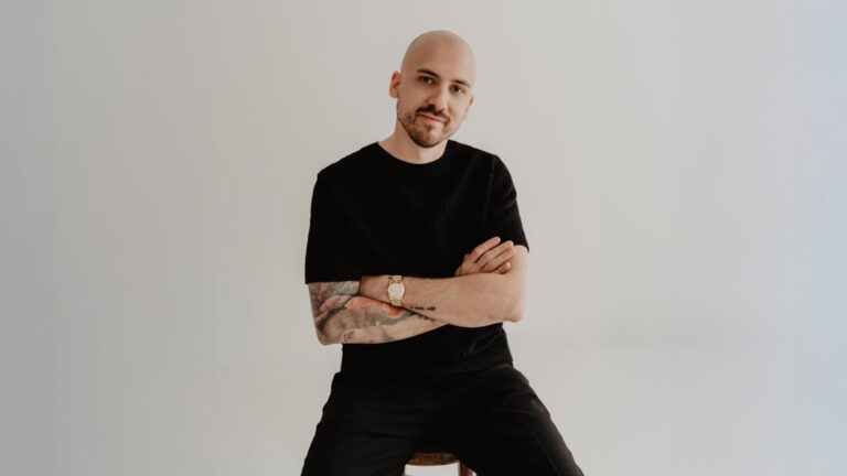 Georg Schrimpf, Mitgründer der Baron Filou GmbH, prägt internationale Lifestyle-Trends mit ikonischem Bären-Logo.