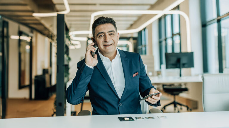 uCAR Trading Gründer Gülmustafa Ucar, digitaler Visionär im TÜV-Saarland-zertifizierten Edelmetallhandel.
