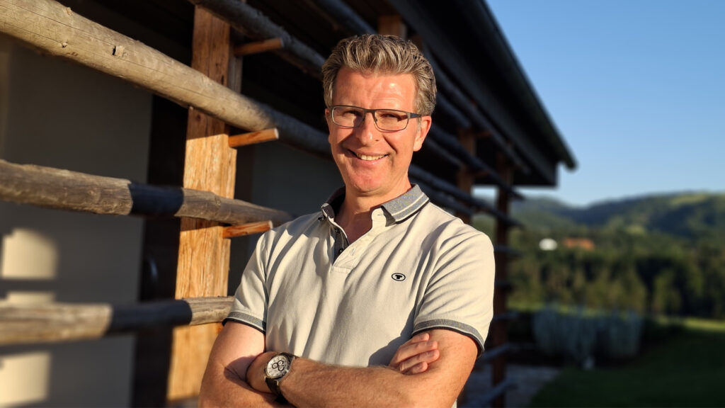 Thomas Kressirer hat mit Auszeit Steiermark einen Ort geschaffen, an dem Gäste Ruhe, Natur und Entschleunigung in der Südsteiermark erleben können.