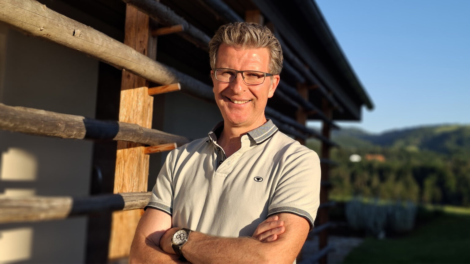 Thomas Kressirer hat mit Auszeit Steiermark einen Ort geschaffen, an dem Gäste Ruhe, Natur und Entschleunigung in der Südsteiermark erleben können.
