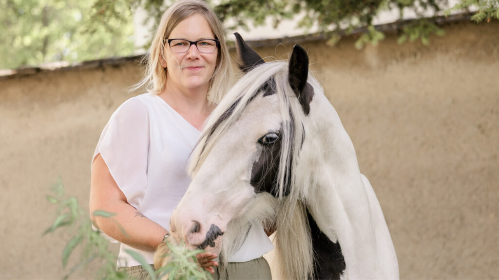 Krista's Mobile Tierbalance bietet mobile Tierenergetik und Biophotonenlaser für Tiergesundheit direkt vor Ort.