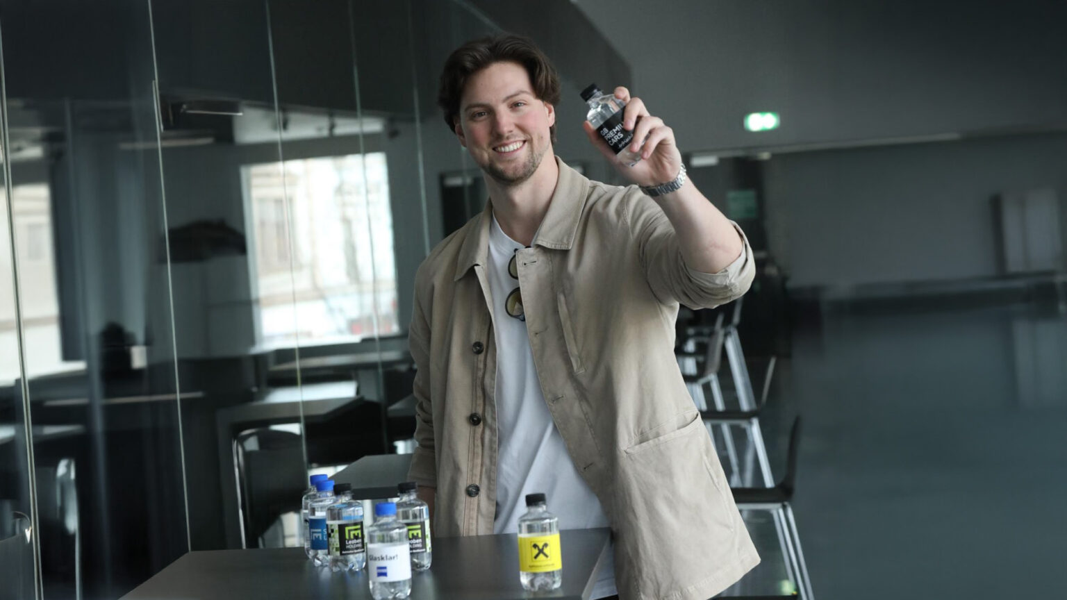 Ing. Maximilian Wassler von Werbewelle GmbH prägt die Branche mit individuellen Quellwasser-Flaschen für Unternehmen.