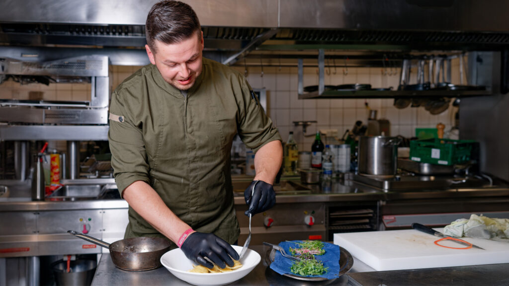 Niklas Hauptmann, Inhaber von H&H Gastronomic Solutions, im Porträt: Mietkoch-Service und Küchenpersonalvermittlung aus Neundorf.