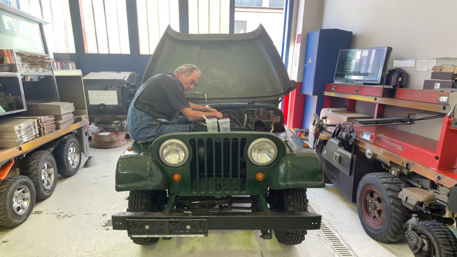 Martin Walzl von der Walzl Automobile GmbH in Wolfsberg ist auf die Restaurierung und Instandsetzung von Oldtimern und Youngtimern spezialisiert.