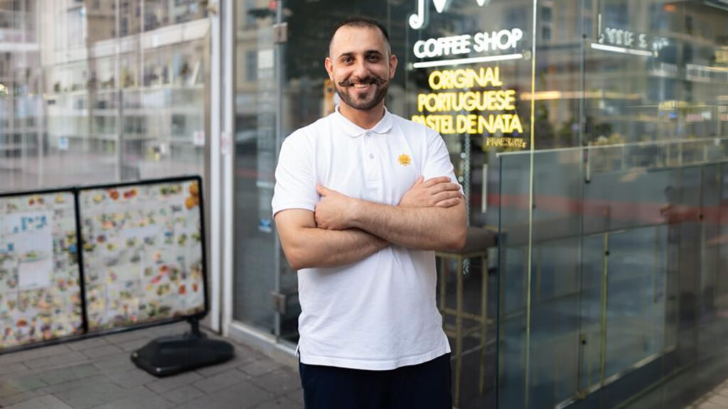Zalgui Mirzada ist Barista und Geschäftsführer der Paulo Fernandes Gastronomie- und Handelsgesellschaft m.b.H., die NATA Lisboa in Wien betreibt.