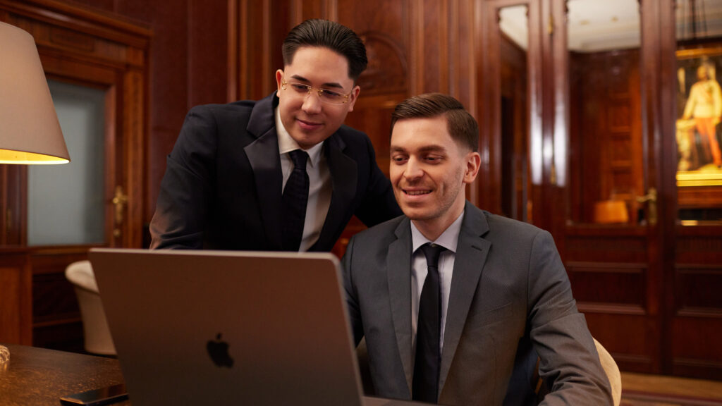 Zwei Gründer, eine Vision: Wie Philipp Nemec und Kenan Morić die Digitalstrahl GmbH zu einer führenden Agentur für digitale Kundengewinnung machten.
