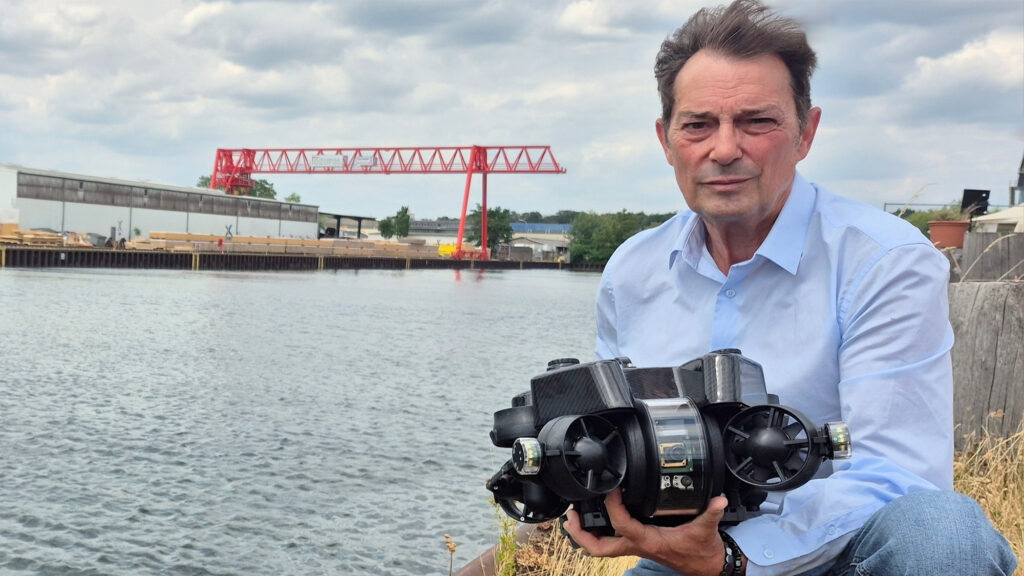 Michael Badura, Mitgründer der Aquadrones UG in Dortmund, hat sich nach Jahrzehnten im technischen Vertrieb gemeinsam mit Hana Sedova auf Unterwasserinspektionen spezialisiert.