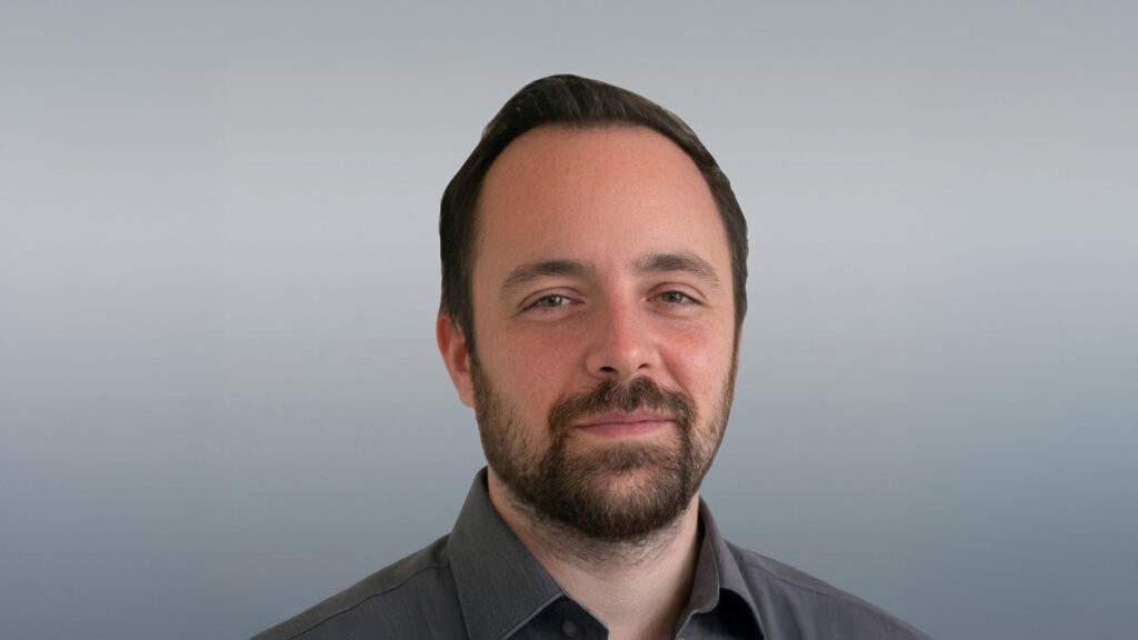 Peter Schuecker, Gründer von Schuecker e.U., berät Betriebe persönlich zu Arbeitskleidung, Schutzausrüstung und Direktvertrieb.