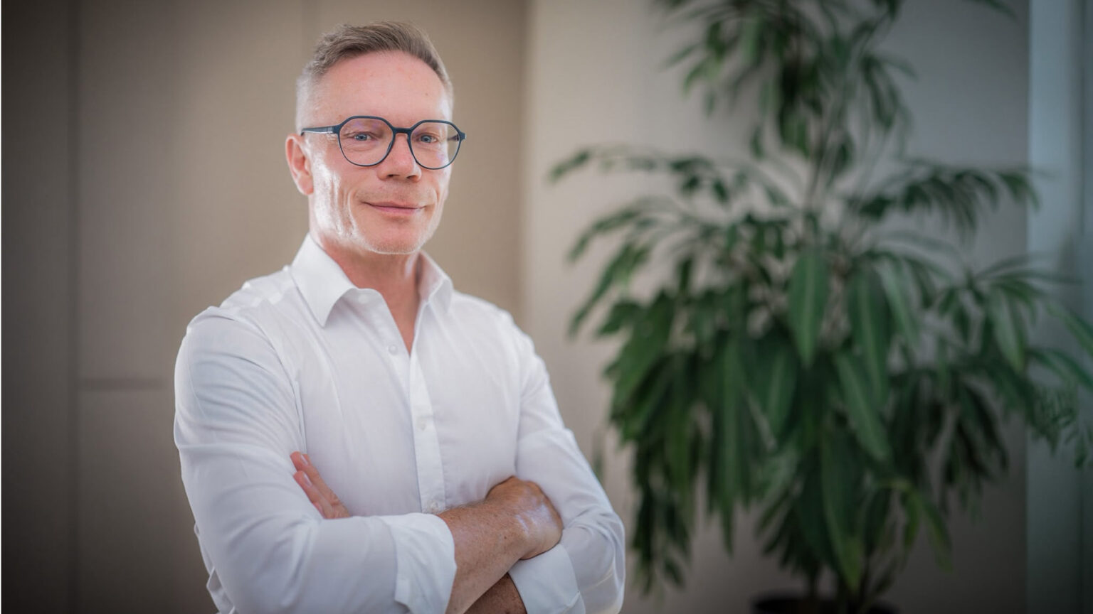 Clemens Mayr ist Gründer und Inhaber von HYGIENEWUNDER in Absam bei Innsbruck. Nach vielen Jahren in Hotellerie, Gastronomie und Direktvertrieb beschäftigt er sich heute gemeinsam mit seiner Partnerin Claudia mit modernen Hygienekonzepten und professioneller Mikrotrockendampf-Technologie.