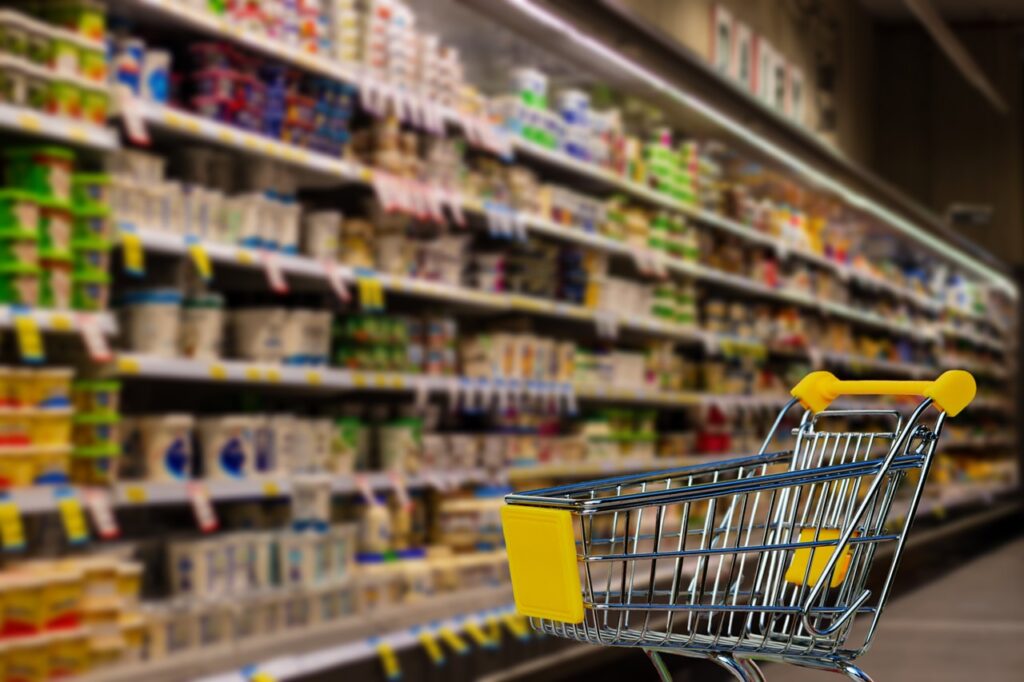 Ein Supermarktregal mit Preisschildern veranschaulicht die Ergebnisse des AK-Testeinkaufs zu sinkenden Lebensmittelpreisen – Foto: Tumisu / Pixabay