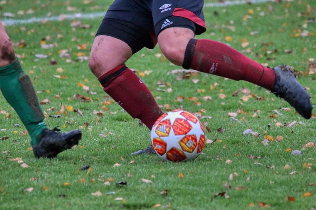 Ein leerer Fußballplatz mit Trainingsausrüstung symbolisiert die Debatte um das Karriereende vieler Fußballerinnen – Foto: planet_fox / Pixabay