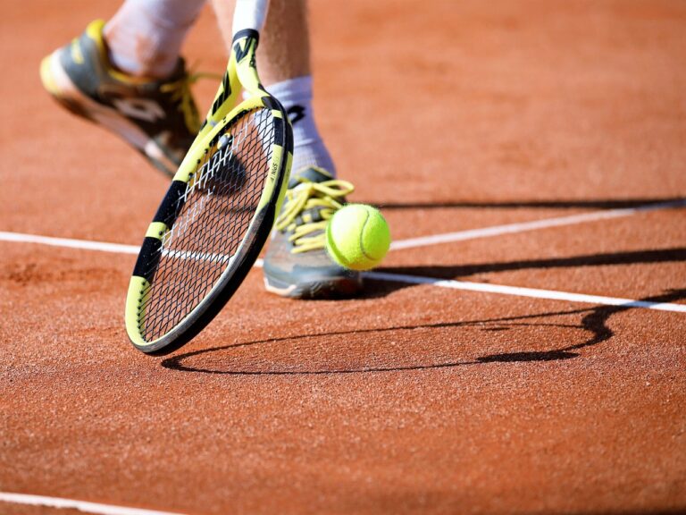 Ein leerer Tennisplatz bei goldenem Abendlicht symbolisiert den Aufstieg von Alexander Zverev an die Spitze der Weltrangliste – Foto: hansmarkutt / Pixabay