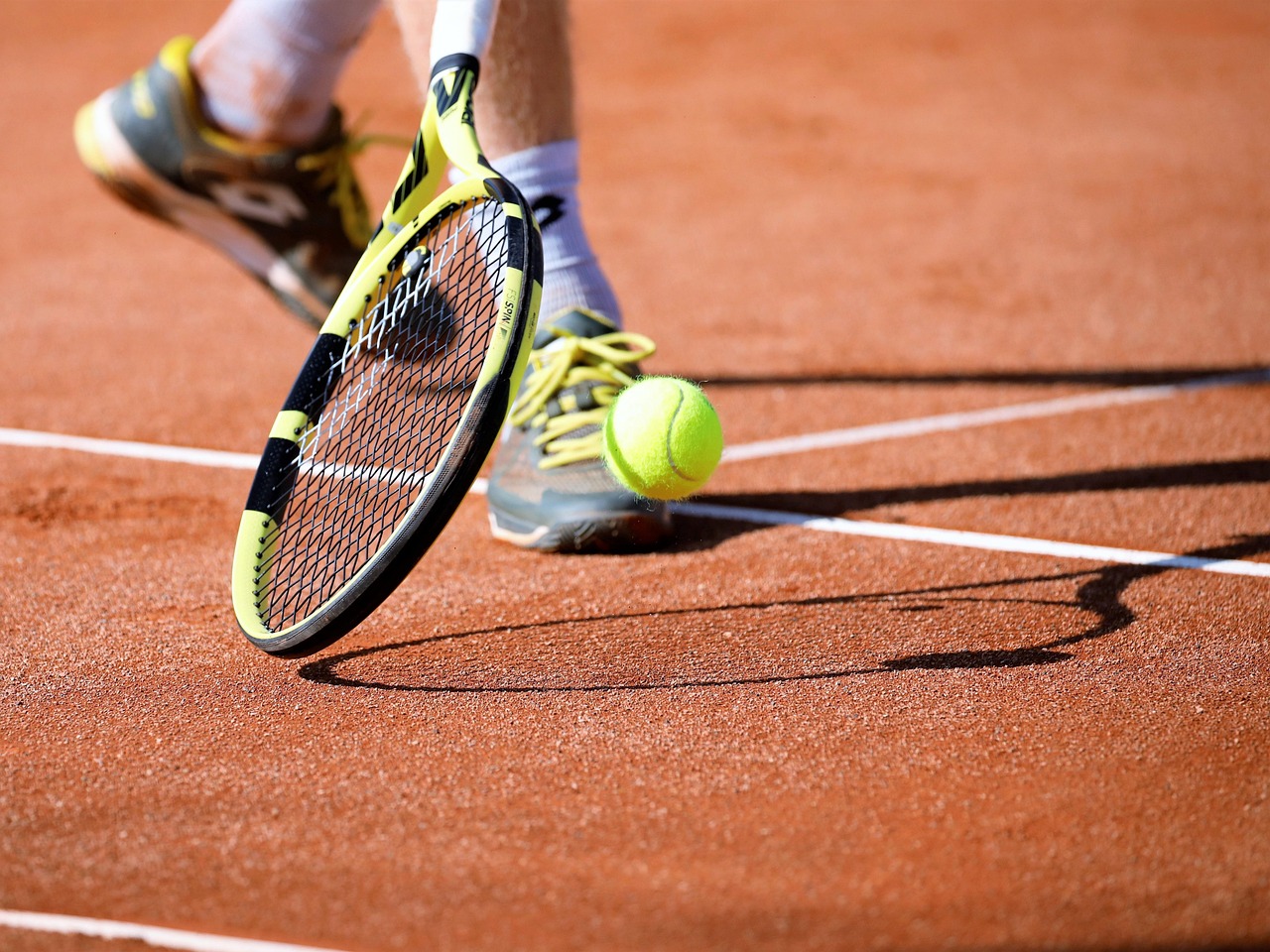 Ein leerer Tennisplatz bei goldenem Abendlicht symbolisiert den Aufstieg von Alexander Zverev an die Spitze der Weltrangliste – Foto: hansmarkutt / Pixabay