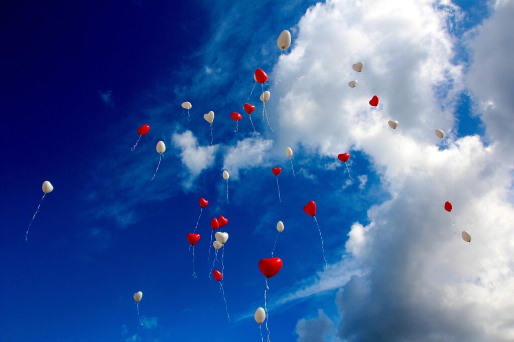 Liebevoll dekorierter Hauseingang mit rosa Luftballons und Teddybär, wie ihn Amira Aly nach der Geburt vorfand – Foto: Peggy_Marco / Pixabay