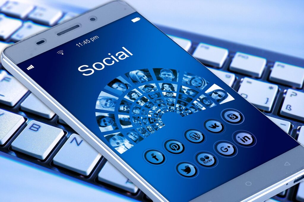Ein Smartphone zeigt eine Social-Media-App, sinnbildlich für die Instagram-Gerüchte rund um Anna Lisson – Foto: geralt / Pixabay