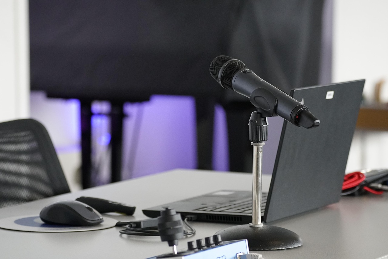 Ein Moderationspult in einem Fernsehstudio steht für die Arbeitswelt von Charlotte Engelhardt – Foto: jhenning / Pixabay