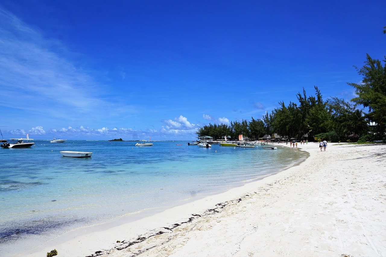 Ein hölzerner Steg führt ins türkisfarbene Wasser vor Mauritius, wo Prinz Harrys Ex heute mit ihrer Familie lebt – Foto: photosforyou / Pixabay