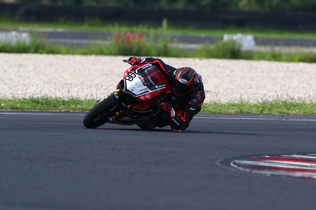 BMW-Rennmotorrad in der Boxengasse von Jerez de la Frontera, dem Ort von Danilo Petruccis letztem WorldSBK-Rennen – Foto: karlpusch / Pixabay
