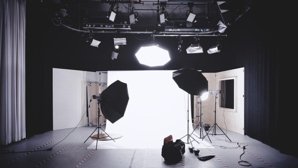 Ein leeres Talkshow-Studio mit zwei Sesseln symbolisiert das Gespräch, in dem Drew Barrymore über ihre Karriere sprach – Foto: Pexels / Pixabay