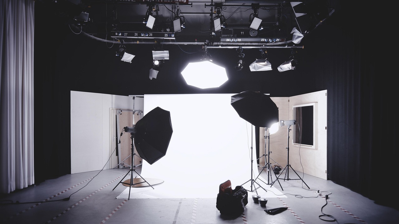 Ein leeres Talkshow-Studio mit zwei Sesseln symbolisiert das Gespräch, in dem Drew Barrymore über ihre Karriere sprach – Foto: Pexels / Pixabay