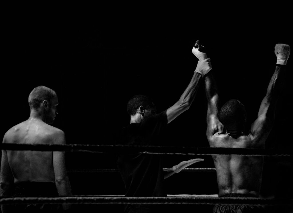 Ein leerer Boxring mit Handschuhen am Seil symbolisiert den Fame-Fighting-Kampf von Eric Sindermann – Foto: ClickerHappy / Pixabay