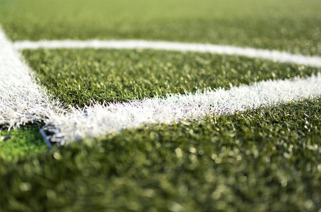 Ein leerer Trainingsplatz mit Flutlicht steht sinnbildlich für die Fußballkarriere von Friedhelm Funkel – Foto: congerdesign / Pixabay