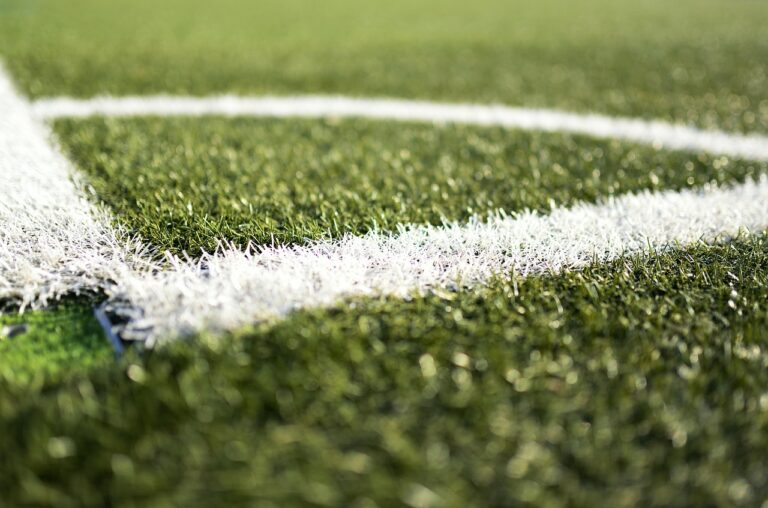 Ein leerer Trainingsplatz mit Flutlicht steht sinnbildlich für die Fußballkarriere von Friedhelm Funkel – Foto: congerdesign / Pixabay