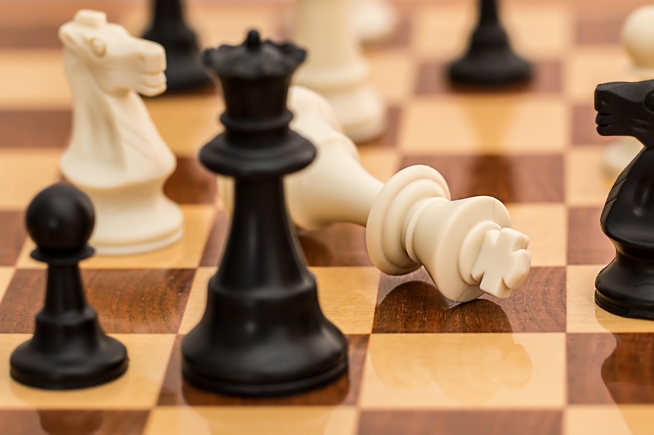 Ein Schachbrett mit Figuren im Spiel symbolisiert die strategische Denkweise von Garri Kasparow – Foto: stevepb / Pixabay