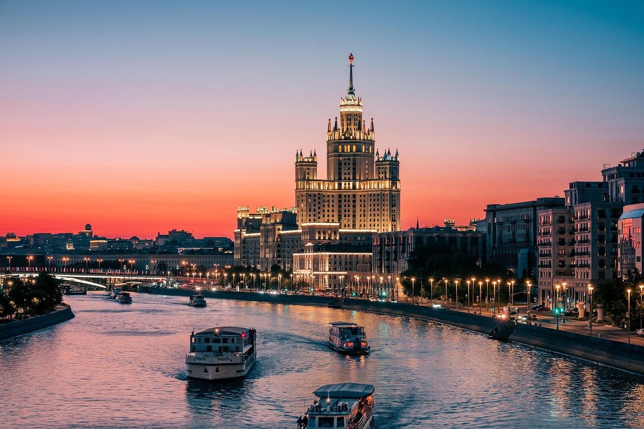 Ein leerer Konferenzraum mit Blick auf eine Stadtsilhouette symbolisiert das Umfeld von Gerhard Schröders Aufsichtsratstätigkeit in Moskau – Foto: soultrain / Pixabay