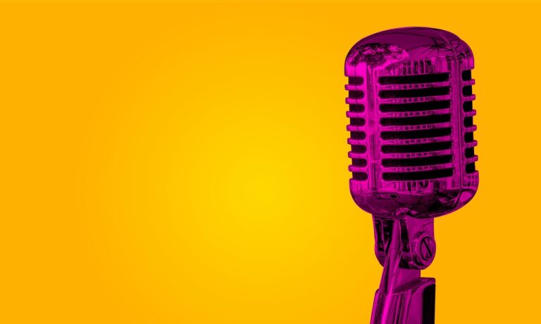 Ein Vintage-Mikrofon auf einer Bühne mit warmem Licht erinnert an die Disco-Ära von Gwen McCrae und Donna Summer – Foto: rahu / Pixabay