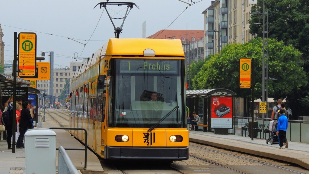 Eine Straßenbahn und ein Zug stehen am Bahnsteig, so wie Harald Schmidt heute anstelle eines eigenen Autos unterwegs ist – Foto: AndyLeungHK / Pixabay