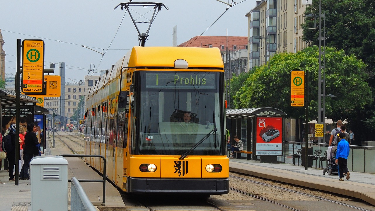 Eine Straßenbahn und ein Zug stehen am Bahnsteig, so wie Harald Schmidt heute anstelle eines eigenen Autos unterwegs ist – Foto: AndyLeungHK / Pixabay